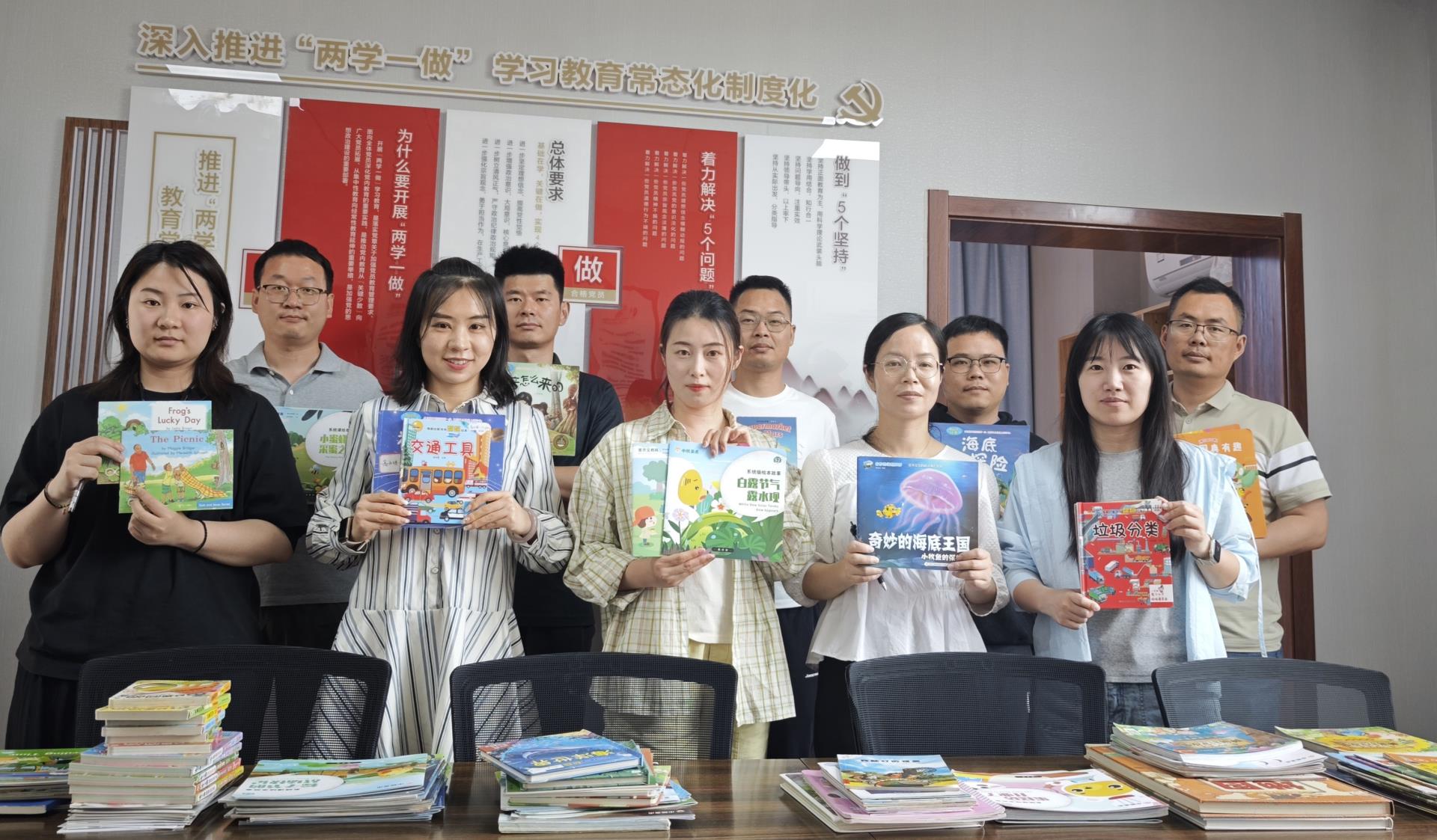 图为智投公司职工向下属幼儿园捐赠图书.jpg 图为智投公司职工向下属幼儿园捐赠图书.jpg