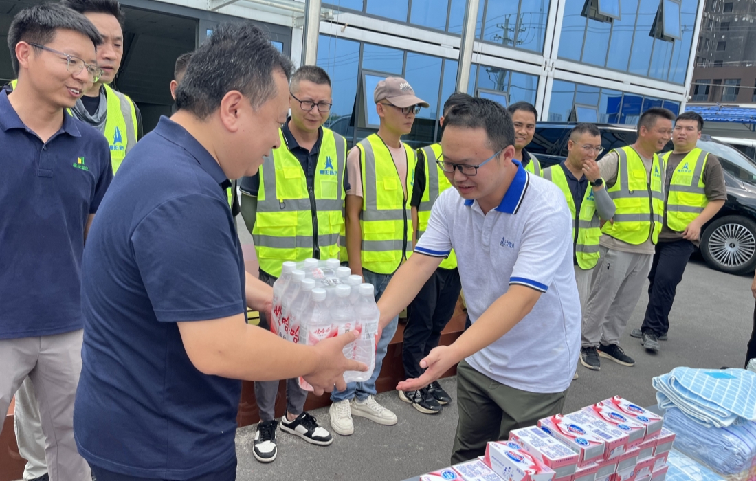 发放物资1_官网.jpg