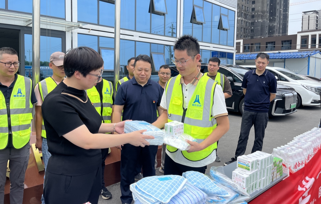 发放物资2_官网.jpg