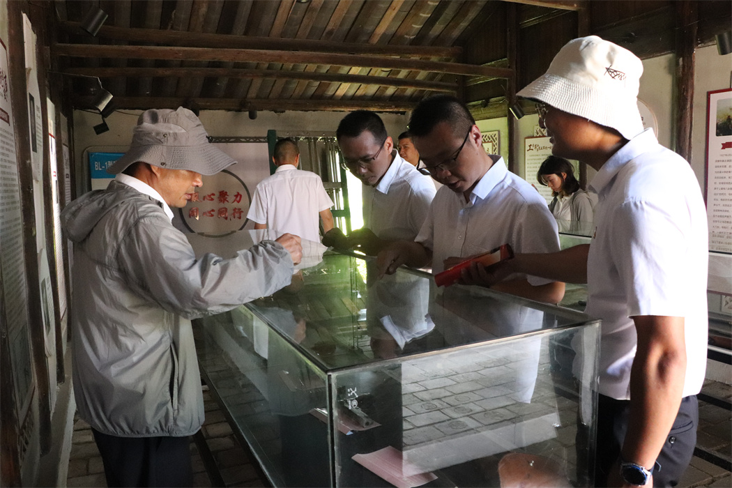 图3 潜江基建干部职工观看红军老物件_副本.jpg