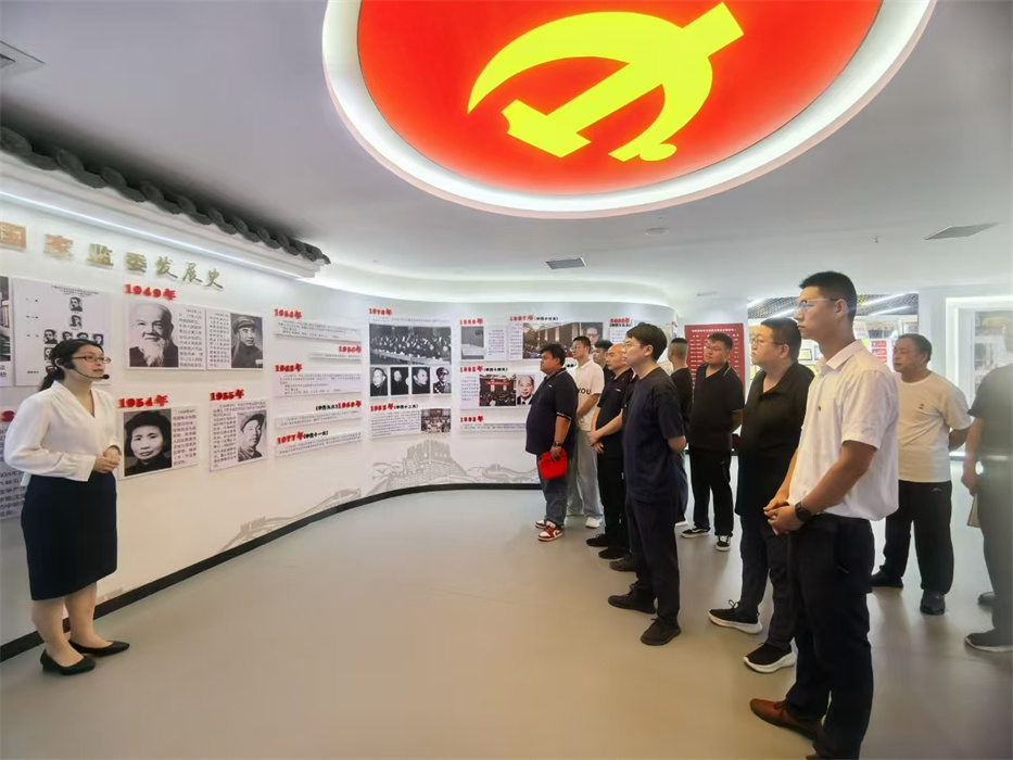 图4 绿色建材和设备分公司干部职工参观反腐倡廉教育中心.jpg