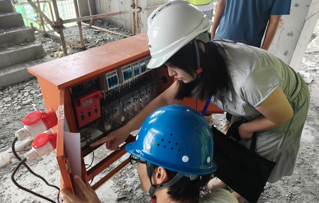 图为襄投置业纪委工作人员对国投襄阳著项目安全生产整改“回头看” (1).jpg