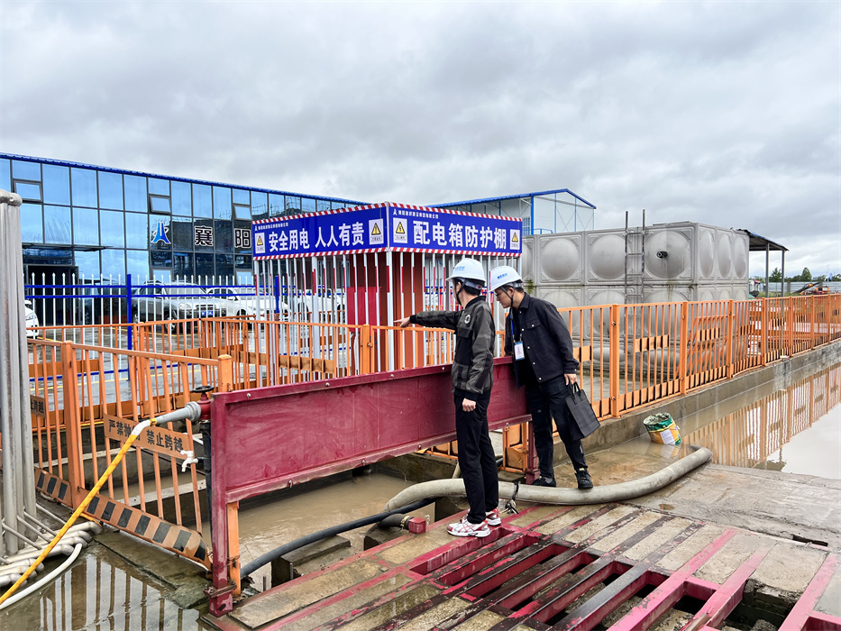 图为纪检监督员查看襄阳五中实验小学项目现场防汛情况.jpg 图为纪检监督员查看襄阳五中实验小学项目现场防汛情况.jpg