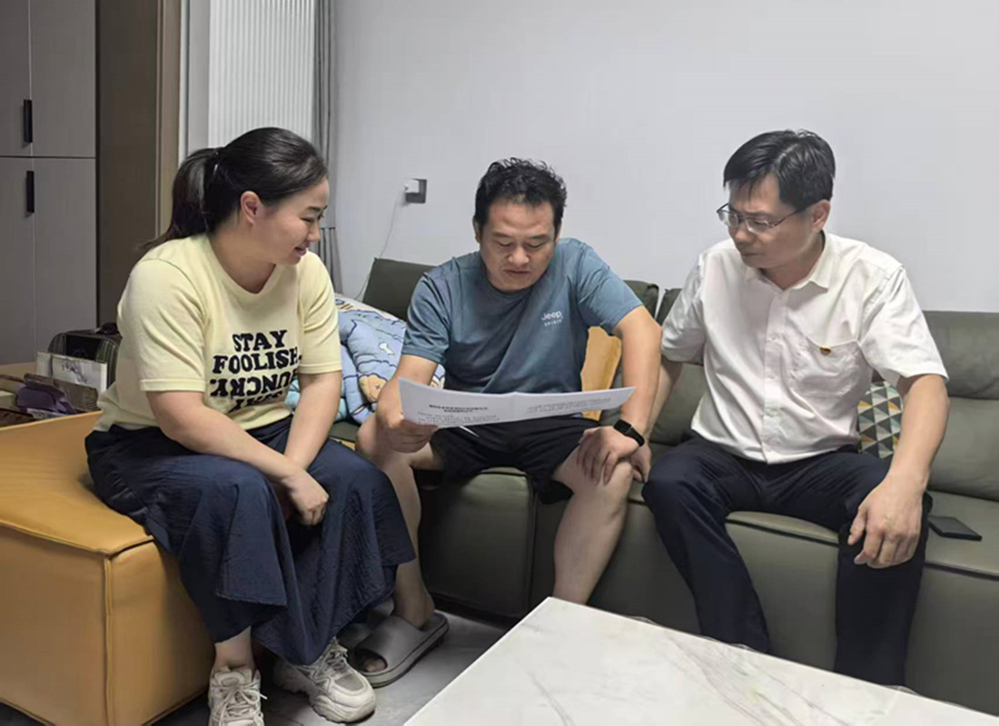 图为水规设计院纪检监察工作人员深入干部员工家中开展廉洁家访活动.jpg